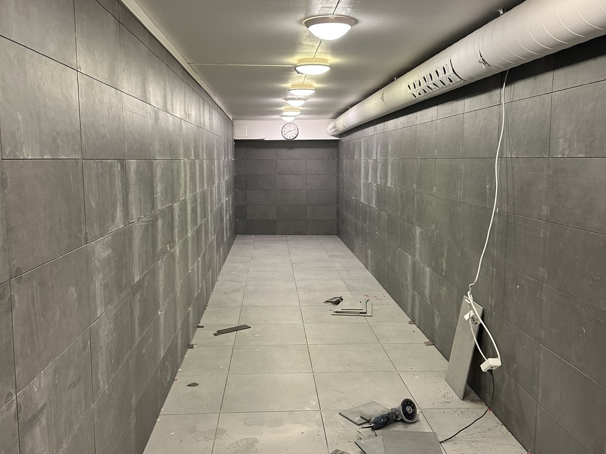 Garderobe med skap, før