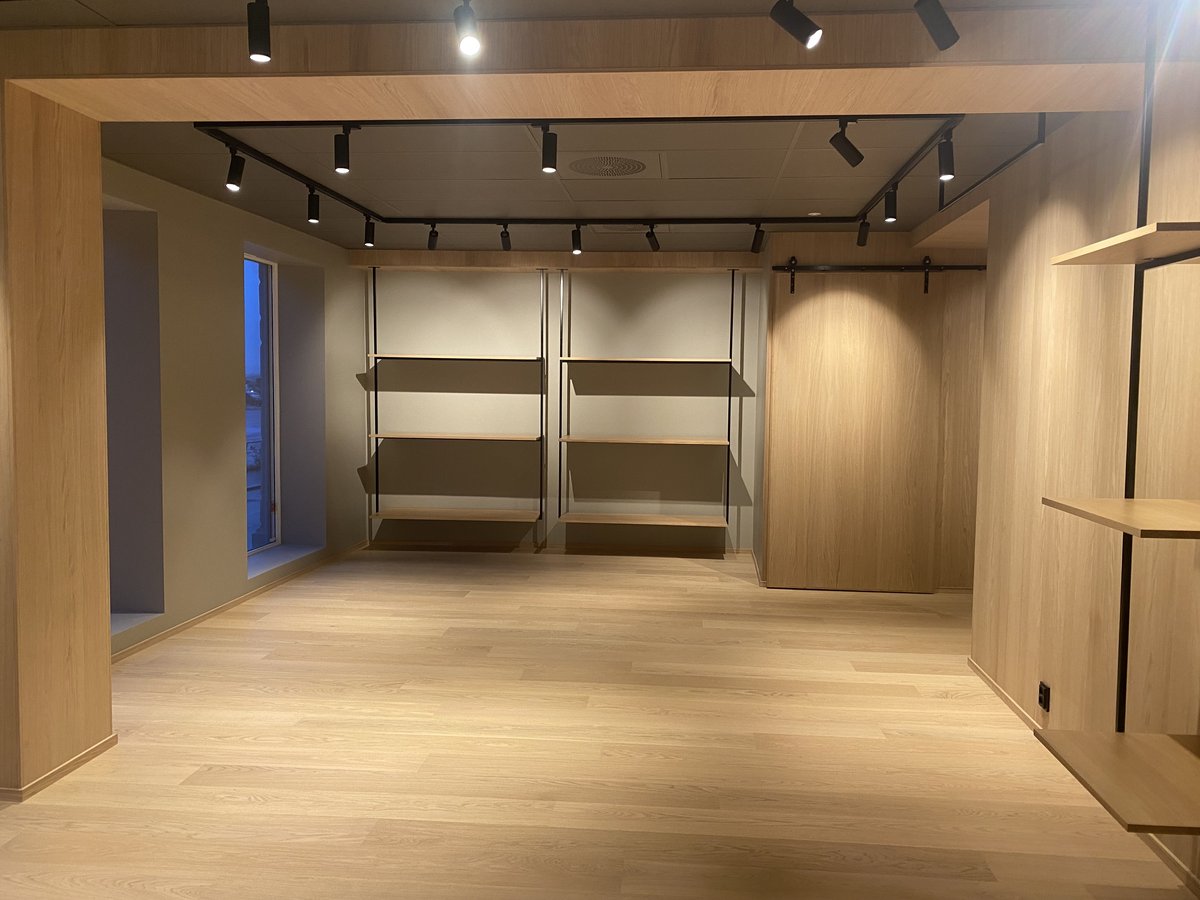 Showroom mot vindusvegg, etter