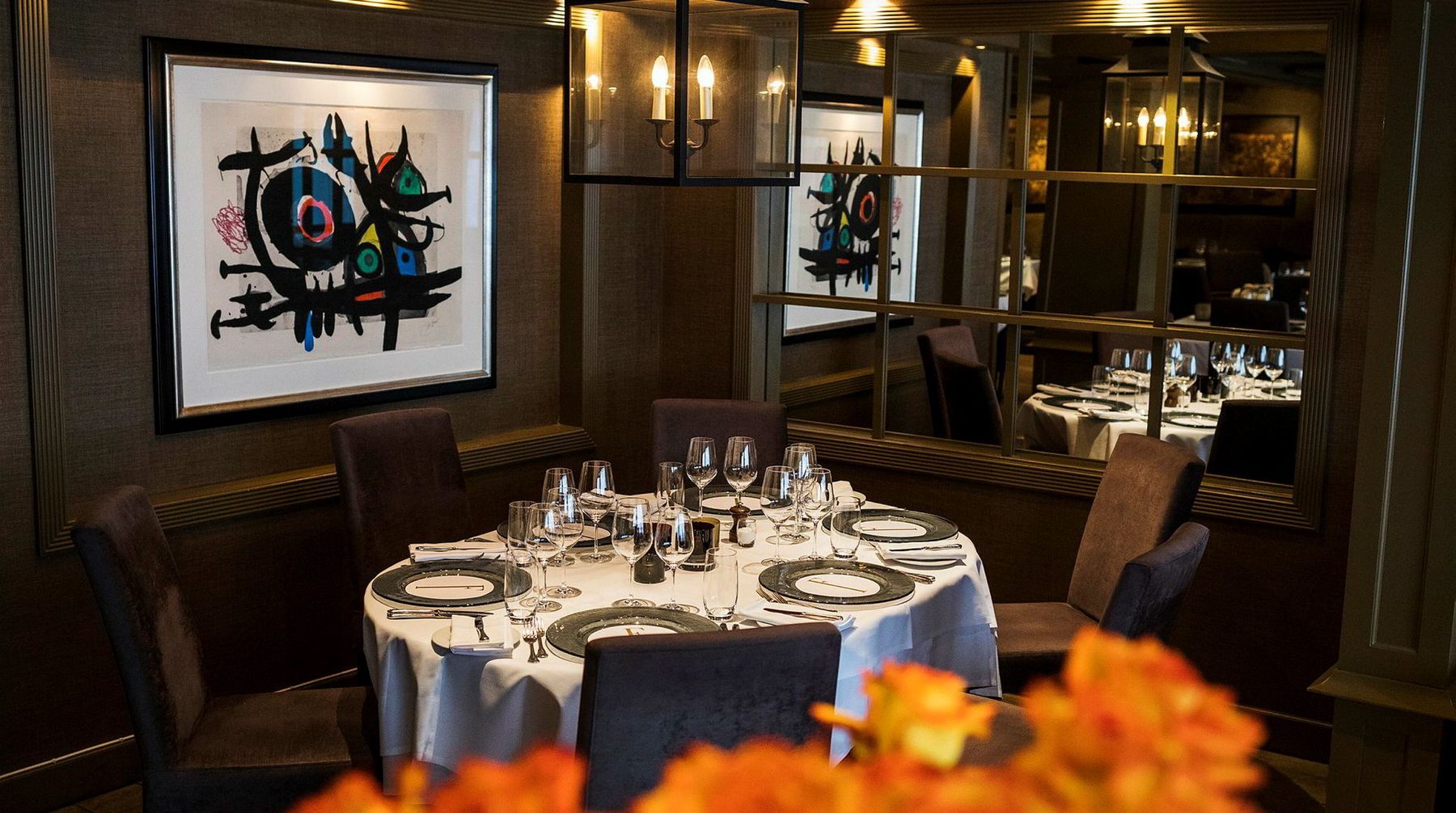 Dekket bord i restaurantsalen på Feinschmecker på Frogner