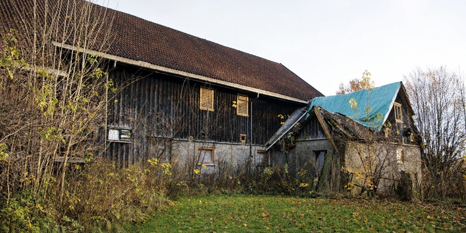 Låven på Øvre Sem Gård før rehabilitering, med forfalt kledning